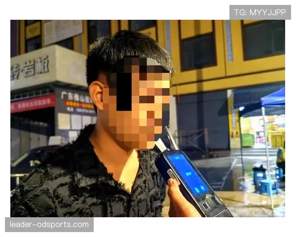 双重触球判罚要点与常见误区解析